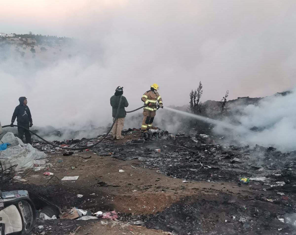 Bomberos atendió incendio en relleno sanitario de Nanacamilpa